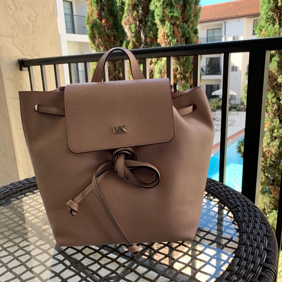Michael Kors Handbags - 🎉FLASH SALE 🎊Michael Kors Junie Med Backpack